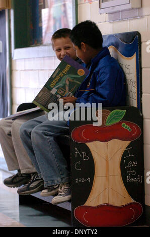 Feb 10, 2006; Hidalgo, TX, Stati Uniti d'America; diversi studenti di attendere in corridoio prima di entrare nella libreria per praticare la loro lettura. Gli studenti ricevono inturn Chicche gratis in cambio di eccellere nella loro lettura. Credito: Foto di D.L./San Antonio Express-News /ZUMA premere. (©) Copyright 2006 by San Antonio Express-News Foto Stock