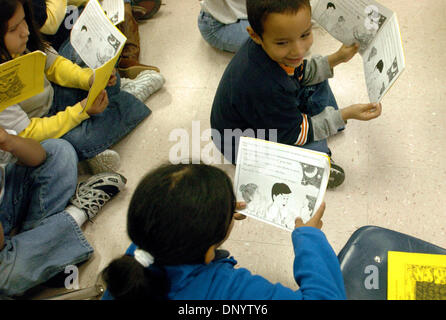 Feb 10, 2006; Hidalgo, TX, Stati Uniti d'America; la maggior parte dei 3 anni in pre-k parla solo spagnolo e la maggior parte di loro sono previste lezioni in Spagnolo. Ma già, sono in grado di prelevare le basi della lingua inglese. Qui 1 livellatrici leggere o=in spagnolo outloud. Credito: Foto di D.L./San Antonio Express-News /ZUMA premere. (©) Copyright 2006 by San Antonio Express-News Foto Stock