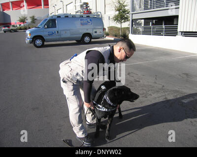 Feb 11, 2006; Las Vegas, NV, STATI UNITI D'AMERICA; Wynn Las Vegas Le guardie di sicurezza con speciali K9 sniffing di bomba cani pronte per area di pattuglia al Thomas & Mack Center. Il K9 è anche utilizzato presso il Wynn Las Vegas Hotel, il K9 sono piombo da speciali addestrati guardie di sicurezza dentro e fuori la zona dell'hotel. Il K9 unità è stata utilizzata per una maggiore sicurezza durante il campionato lotta MANNY PACQUIAO & ERI Foto Stock