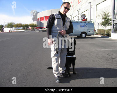 Feb 11, 2006; Las Vegas, NV, STATI UNITI D'AMERICA; Wynn Las Vegas Le guardie di sicurezza con speciali K9 sniffing di bomba cani pronte per area di pattuglia al Thomas & Mack Center. Il K9 è anche utilizzato presso il Wynn Las Vegas Hotel, il K9 sono piombo da speciali addestrati guardie di sicurezza dentro e fuori la zona dell'hotel. Il K9 unità è stata utilizzata per una maggiore sicurezza durante il campionato lotta MANNY PACQUIAO & ERI Foto Stock