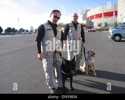 Feb 11, 2006; Las Vegas, NV, STATI UNITI D'AMERICA; Wynn Las Vegas Le guardie di sicurezza con speciali K9 sniffing di bomba cani pronte per area di pattuglia al Thomas & Mack Center. Il K9 è anche utilizzato presso il Wynn Las Vegas Hotel, il K9 sono piombo da speciali addestrati guardie di sicurezza dentro e fuori la zona dell'hotel. Il K9 unità è stata utilizzata per una maggiore sicurezza durante il campionato lotta MANNY PACQUIAO & ERI Foto Stock