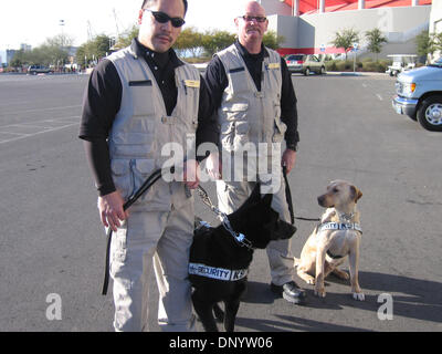 Feb 11, 2006; Las Vegas, NV, STATI UNITI D'AMERICA; Wynn Las Vegas Le guardie di sicurezza con speciali K9 sniffing di bomba cani pronte per area di pattuglia al Thomas & Mack Center. Il K9 è anche utilizzato presso il Wynn Las Vegas Hotel, il K9 sono piombo da speciali addestrati guardie di sicurezza dentro e fuori la zona dell'hotel. Il K9 unità è stata utilizzata per una maggiore sicurezza durante il campionato lotta MANNY PACQUIAO & ERI Foto Stock