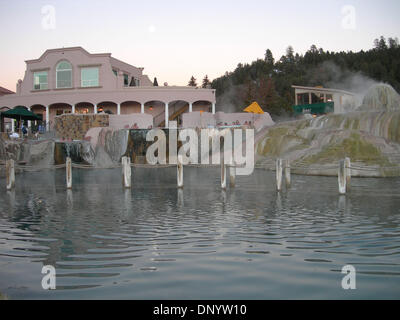 Feb 11, 2006; Pagosa Springs, CO, Stati Uniti d'America; i terrazzamenti lungo le rive del bel fiume San Juan nel cuore di Pagosa Springs, Colorado, molle Resort offre 18Êsoaking pool di 'Naturalmente Hot acqua minerale terapeutica' plus standard, deluxe e grande hotel alloggi.ÊThe fonte di theseÊmineral-ricche acque è il famoso grande Pagosa falda, la più grande del mondo e d Foto Stock