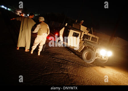 Feb 11, 2006; Al-Falujah, Anbar, Iraq; una marina con armi da società di seconda divisione marine, 2° Battaglione, 6° reggimento marine, RCT-8, 4° plotone (indicativo di chiamata Black Label) cerca un uomo sospettato di piantare IED nella città irachena di Al-Falujah su Feb 12, 2006. L'uomo più successivamente è stato lasciato andare. Credito: Foto di Toby Morris/Toby Morris foto. (©) Copyright 2006 by Toby Morris Foto Stock