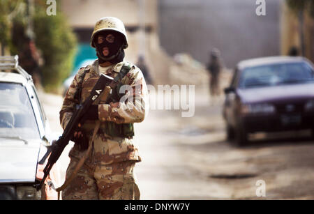 Feb 11, 2006; Al-Falujah, Anbar, Iraq; un membro dell'esercito iracheno di pattuglie della città irachena di Al-Falujah su Feb 12, 2006. Credito: Foto di Toby Morris/Toby Morris foto. (©) Copyright 2006 by Toby Morris Foto Stock