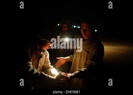 Feb 11, 2006; Al-Falujah, Anbar, IRAQ; Marines con armi da società di seconda divisione marine, 2° Battaglione, 6° reggimento marine, RCT-8, 4° plotone (indicativo di chiamata Black Label) applicare un test di esplosivi (un test chimici simili a quelli applicabili ai bagagli a mano a controlli di sicurezza in aeroporto) nella città irachena di Al-Falujah su Feb 12, 2006. L'uomo che era stato sospettato di piantagione IED testato posit Foto Stock