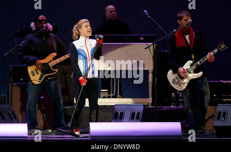 Feb 12, 2006; Torino, Italia; XX Olimpiadi Invernali: vincitore di Grammy Kelly Clarkson di American Idol fama canta al medals plaza di Domenica notte durante i Giochi Olimpici Invernali 2006 di Torino. Credito: Foto di K.C. Alfred/SDU-T /ZUMA premere. (©) Copyright 2006 by SDU-T Foto Stock