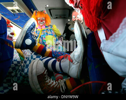 Feb 12, 2006; St. Cloud, USA; San Paolo Clown i soci del Club Bob Klund 'Jinxie,', a sinistra e a destra, Colleen Charles 'Penilopeee", Dennis Carter "bolle", e Denise Chapen, 'Sassie,' confronta scarpe clown come membri del club e altri animatori testa dal bus per il St. Cloud Veteran Administration Medical Center dove hanno visitato i veterinari e divertirsi più tardi nella giornata di sabato, Feb. Foto Stock