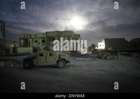 Feb 12, 2006; Al-Falujah, Anbar, IRAQ; Marines con armi da società di seconda divisione marine, 2° Battaglione, 6° reggimento marine, RCT-8, 4° plotone (indicativo di chiamata Black Label) standby nella loro Humvees nella città irachena di Al-Falujah durante una notte di pattuglia. Credito: Foto di Toby Morris/Toby Morris foto. (?) Copyright 2006 by Toby Morris Foto Stock