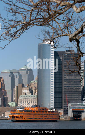 Feb 15, 2006; Governors Island, NY, STATI UNITI D'AMERICA; carte di NY. La parte inferiore di Manhattan e a Staten Island Ferry visto da di Governors Island. Tour di Governors Island come sindaco Bloomberg ha annunciato la chiamata per una richiesta di proposta - RFP per ricostituire e preservare Governors Island, a 172 acri del santuario nel porto di NY. Notare l'architetto Santiago Calatrava ha presentato il suo modello concettuale di un antenna gondo Foto Stock