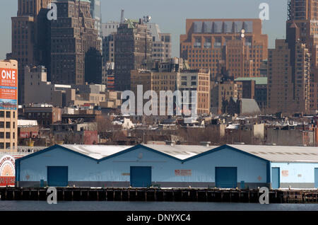 Feb 15, 2006; Governors Island, NY, STATI UNITI D'AMERICA; carte di NY. Il lungomare di Brooklyn visto da di Governors Island. Tour di Governors Island come sindaco Bloomberg ha annunciato la chiamata per una richiesta di proposta - RFP per ricostituire e preservare Governors Island, a 172 acri del santuario nel porto di NY. Notare l'architetto Santiago Calatrava ha presentato il suo modello concettuale di un antenna trasporto gondola Foto Stock