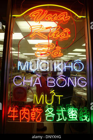 Feb 16, 2006; Westminter, CA, Stati Uniti d'America; Little Saigon è un nome dato ad una qualsiasi di varie oltremare immigrato vietnamita e discendente europee al di fuori del Vietnam, soprattutto negli Stati Uniti. Dopo la fine della guerra del Vietnam, rifugiati vietnamiti ha iniziato la sedimentazione nei campi profughi come il Camp Pendleton, California. Il più antico, più grande e più prominente poco Saigon si trova in Westminster Foto Stock