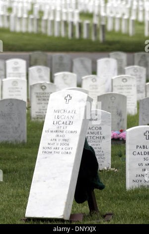 20 maggio 2006 - Città Giardino, New York, Stati Uniti - Membri del patriota Guard i piloti che hanno partecipato ai funerali del tenente Michael L. Licalzi. Patriot Rider Guard è un gruppo di motociclisti che frequentano i funerali di militari in tutto il paese come accompagnatori e protettori contro i dimostranti. Il Patriota guardia è stata formata in risposta alle proteste organizzate da la Westboro Baptist Church, un cristiano s Foto Stock