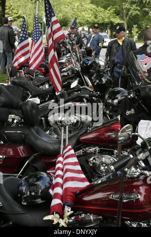 20 maggio 2006 - Città Giardino, New York, Stati Uniti - Membri del patriota Guard i piloti che hanno partecipato ai funerali del tenente Michael L. Licalzi. Patriot Rider Guard è un gruppo di motociclisti che frequentano i funerali di militari in tutto il paese come accompagnatori e protettori contro i dimostranti. Il Patriota guardia è stata formata in risposta alle proteste organizzate da la Westboro Baptist Church, un cristiano sp Foto Stock