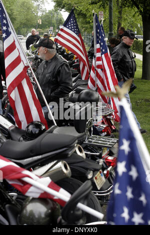 20 maggio 2006 - Città Giardino, New York, Stati Uniti - Membri del patriota Guard i piloti che hanno partecipato ai funerali del tenente Michael L. Licalzi. Patriot Rider Guard è un gruppo di motociclisti che frequentano i funerali di militari in tutto il paese come accompagnatori e protettori contro i dimostranti. Il Patriota guardia è stata formata in risposta alle proteste organizzate da la Westboro Baptist Church, un cristiano sp Foto Stock