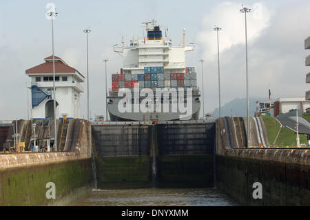 Agosto 22, 2006 - Panama City, Panama - una nave passa attraverso il canale di Panama, che unisce il Mar dei Caraibi e l'Oceano Pacifico. Sin dalla sua apertura nel mese di agosto 1914, quasi 1 milioni di navi che sono passati attraverso il canale. (Credito Immagine: © Luis J. Jimenez/ZUMA Press) Foto Stock