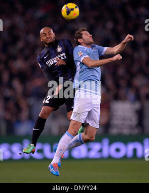 Roma, Italia. Il 6 gennaio, 2014. Senad Lulic (R) del Lazio il sistema VIES con Jonathan Cicero Moreira di Inter e Milan durante il campionato italiano di una partita di calcio in Italia a Roma, Jan 6, 2014. Il Lazio ha vinto 1-0. Credito: Alberto Lingria/Xinhua/Alamy Live News Foto Stock