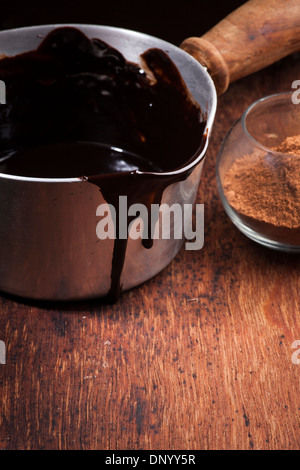 Versare il cioccolato in una casseruola Foto Stock