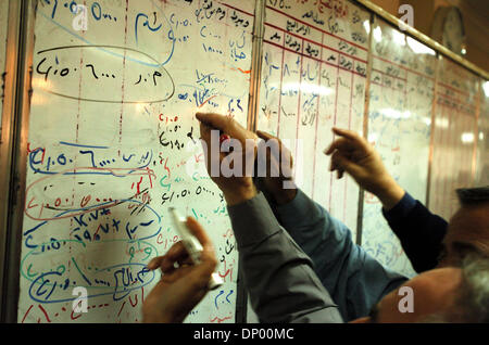 Feb 22, 2006; Baghdad in Iraq; i prezzi delle scorte sono scritti e scambiati su piccoli fogli di carta, quindi aggiornato sul bianco schede di cancellazione. Non ci sono piani per automatizzare il sistema nel prossimo futuro. Il più alto valutati stock che la mattina era per l'Iraq soft drink Company a cinque dinari. Cinque società di intermediazione e 50 singoli investitori commerciali a Baghdad il mercato azionario. Credito: foto da Foto Stock