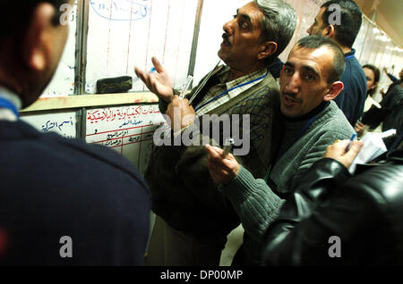 Feb 22, 2006; Baghdad, Iraq; Basan, un commerciante a Baghdad il mercato azionario, colloqui con gli altri operatori sui prezzi durante la negoziazione. Cinque società di intermediazione e 50 singoli investitori commerciali a Baghdad il mercato azionario. I prezzi delle scorte sono scritti e scambiati su piccoli fogli di carta, quindi aggiornato sul bianco schede di cancellazione. Non ci sono piani per automatizzare il sistema nel prossimo futuro. Credito obbligatori: Foto Stock