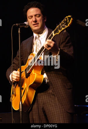 Feb 23, 2006; Wilmington, NC, Stati Uniti d'America; il musicista jazz JOHN PIZZARELLI suona dal vivo come il suo tour 2006 fa tappa a Thalian Hall situato in Wilmington, NC. Credito: Foto di Jason Moore/ZUMA premere. (©) Copyright 2006 da Jason Moore Foto Stock