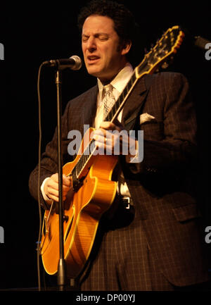 Feb 23, 2006; Wilmington, NC, Stati Uniti d'America; il musicista jazz JOHN PIZZARELLI suona dal vivo come il suo tour 2006 fa tappa a Thalian Hall situato in Wilmington, NC. Credito: Foto di Jason Moore/ZUMA premere. (©) Copyright 2006 da Jason Moore Foto Stock