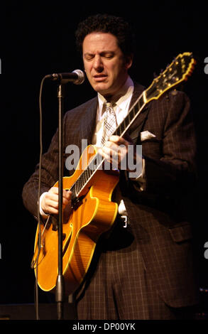 Feb 23, 2006; Wilmington, NC, Stati Uniti d'America; il musicista jazz JOHN PIZZARELLI suona dal vivo come il suo tour 2006 fa tappa a Thalian Hall situato in Wilmington, NC. Credito: Foto di Jason Moore/ZUMA premere. (©) Copyright 2006 da Jason Moore Foto Stock