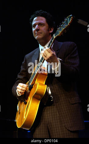 Feb 23, 2006; Wilmington, NC, Stati Uniti d'America; il musicista jazz JOHN PIZZARELLI suona dal vivo come il suo tour 2006 fa tappa a Thalian Hall situato in Wilmington, NC. Credito: Foto di Jason Moore/ZUMA premere. (©) Copyright 2006 da Jason Moore Foto Stock