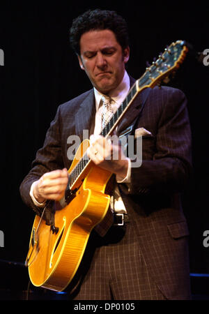 Feb 23, 2006; Wilmington, NC, Stati Uniti d'America; il musicista jazz JOHN PIZZARELLI suona dal vivo come il suo tour 2006 fa tappa a Thalian Hall situato in Wilmington, NC. Credito: Foto di Jason Moore/ZUMA premere. (©) Copyright 2006 da Jason Moore Foto Stock