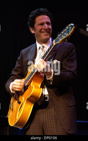 Feb 23, 2006; Wilmington, NC, Stati Uniti d'America; il musicista jazz JOHN PIZZARELLI suona dal vivo come il suo tour 2006 fa tappa a Thalian Hall situato in Wilmington, NC. Credito: Foto di Jason Moore/ZUMA premere. (©) Copyright 2006 da Jason Moore Foto Stock
