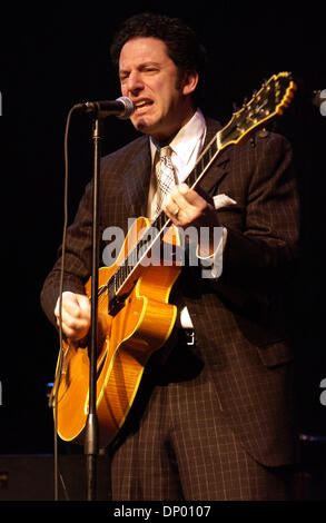 Feb 23, 2006; Wilmington, NC, Stati Uniti d'America; il musicista jazz JOHN PIZZARELLI suona dal vivo come il suo tour 2006 fa tappa a Thalian Hall situato in Wilmington, NC. Credito: Foto di Jason Moore/ZUMA premere. (©) Copyright 2006 da Jason Moore Foto Stock