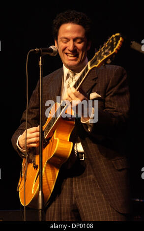 Feb 23, 2006; Wilmington, NC, Stati Uniti d'America; il musicista jazz JOHN PIZZARELLI suona dal vivo come il suo tour 2006 fa tappa a Thalian Hall situato in Wilmington, NC. Credito: Foto di Jason Moore/ZUMA premere. (©) Copyright 2006 da Jason Moore Foto Stock