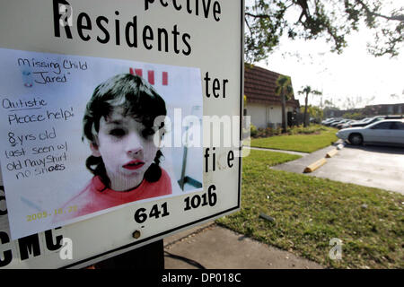 Feb 23, 2006; al Greenacres con, FL, Stati Uniti d'America; un poster per Jared J. McGuire, mancanti dal giovedì pomeriggio, è inviato vicino alla sua Casa nei Pini. Egli è stato da ultimo si vede vicino alla intersezione della strada Jog e Forest Hill Boulevard. Un testimone ha detto che ha visto il ragazzo essendo forzato in un bianco sporco van ultimo visto voce verso ovest sulla Forest Hill. La polizia dice che è stato rapito da un uomo bianco con il grigio Foto Stock