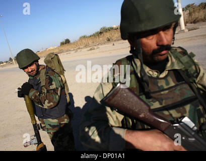 Feb 24, 2006; Ar Ramadi, Anbar, IRAQ; membri della speciale polizia irachena commandos dal 'Wolf Brigata" durante un pattugliamento comune con elementi dal primo battaglione della 506th Reggimento di Fanteria, 101st Airborne Division (aria Assualt). Le due unità sono state patroling città irachena di Ar Ramadi su Feb 24, 2006. Credito: Foto di Toby Morris/ZUMA premere. (©) Copyright 2006 by Tob Foto Stock