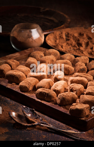 Tartufi di cioccolato in polvere di cacao Foto Stock