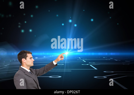 Immagine composita di imprenditore seduto e puntare il dito Foto Stock