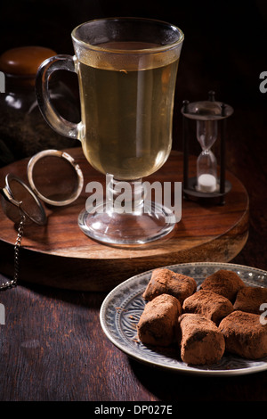 Bollitore per tè e cioccolato caramelle in stile vintage Foto Stock