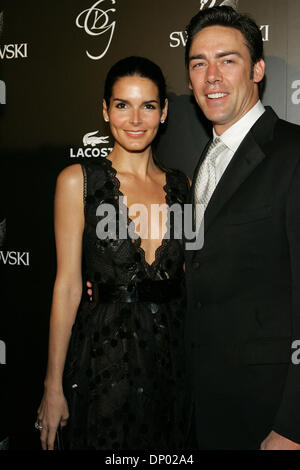 Feb 25, 2006; Beverly Hills, CA, Stati Uniti d'America; attrice ANGIE HARMON con mio marito JASON SEAHORN all'ottava edizione del costume Designers Guild Awards Gala di Beverly Hills, CA, nel febbraio 25, 2006. Credito: Foto di J.P. Yim/ZUMA premere. (©) Copyright 2006 DA J. P. Yim Foto Stock