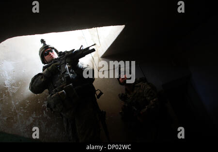 Feb 26, 2006 - Ar Ramadi, Anbar, Iraq - i soldati da Charlie Company, 1° Battaglione della 506th Reggimento di Fanteria, 101st Airborne Division (aria Assualt) durante un raid della casa di presunti insorti nella città irachena di Ar Ramadi nel febbraio 26, 2006. (Credito Immagine: Â© Toby Morris/ZUMA Press) Foto Stock