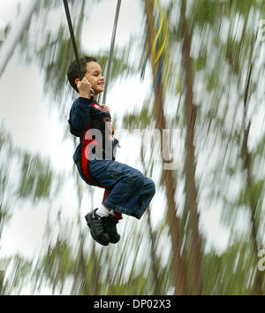 Feb 26, 2006; Delray Beach, FL, Stati Uniti d'America; sei anni di Oscar Valdes di Miami Lakes rimbalza in alto tra i rami degli alberi sui motivi di Morikami e giardini Giapponesi domenica pomeriggio. Valdes e la sua famiglia sono stati al Morikami a prendere parte nei giardini' Hatsume Fair 2006. Credito: Foto di Damon Higgins/Palm Beach post /ZUMA premere. (©) Copyright 2006 da Palm essere Foto Stock