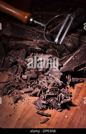 Grossolanamente tagliate i pezzi di una tavoletta di cioccolato Foto Stock