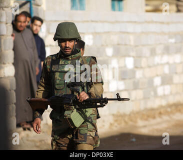 Feb 28, 2006; vicino a Ar Ramadi, Al Anbar, Iraq; un iracheno della polizia speciale Commando dal 2° Battaglione Brigata 2a, anche ampiamente noto come 'Wolf Brigata" parla ai residenti in una zona rurale appena a nord della città irachena di Ar Ramadi su Feb 28, 2006. La polizia irachena sono stati su una missione congiunta con i soldati dal 101st airbourne in cerca di presunti insorti. Credito: Foto Foto Stock