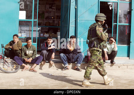 Feb 28, 2006; vicino a Ar Ramadi, Al Anbar, Iraq; un iracheno della polizia speciale Commando dal 2° Battaglione Brigata 2a, anche ampiamente noto come 'Wolf Brigata" parla ai residenti in una zona rurale appena a nord della città irachena di Ar Ramadi su Feb 28, 2006. La polizia irachena sono stati su una missione congiunta con i soldati dal 101st airbourne in cerca di presunti insorti. Credito: Foto Foto Stock