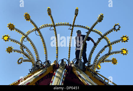 Feb 28, 2006; Delray Beach, FL, Stati Uniti d'America; un lavoratore di carnevale da Hildebrand Rides passeggiate fra le luci sulla sommità del YoYo ride come essi impostare 26 corse meccaniche per quest'anno trentanovesimo annuale di San Patrizio Festival a San Vincenzo Ferrier Scuola Cattolica, martedì. Credito: Foto di Bob Shanley/Palm Beach post /ZUMA premere. (©) Copyright 2006 da Palm Beach post Foto Stock