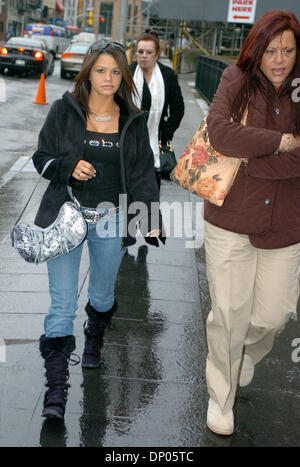 Mar 02, 2006; Manhattan, New York, Stati Uniti d'America; VICTORIA GOTTI ALBANO (L), con la sua mamma ANGELO GOTTI (R), arriva a John Gotti Jr la riapertura del processo a Manhattan corte federale. John Gotti Jr è caricato con il racket e riportando i 1992 attacco su Curtis Sliwa, fondatore degli Angeli Custodi, che era stato rapito e ucciso da due membri della criminalità Gambino famiglia. Credito: Foto di Brya Foto Stock