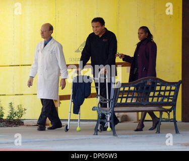 Mar 02, 2006; Atlanta, GA, Stati Uniti d'America; ! 'Mags e TV chiamata per prezzo'! MOHAMMED ALI utilizza un viandante come egli lascia Emory University Medical Center che si specializza nel morbo di Parkinson. Credito: Foto di Robin Nelson/ZUMA premere. (©) copyright 2006 di Robin Nelson Foto Stock