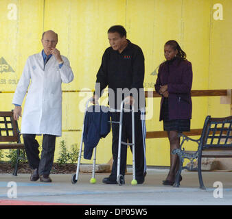 Mar 02, 2006; Atlanta, GA, Stati Uniti d'America; ! 'Mags e TV chiamata per prezzo'! MOHAMMED ALI utilizza un viandante come egli lascia Emory University Medical Center che si specializza nel morbo di Parkinson. Credito: Foto di Robin Nelson/ZUMA premere. (©) copyright 2006 di Robin Nelson Foto Stock