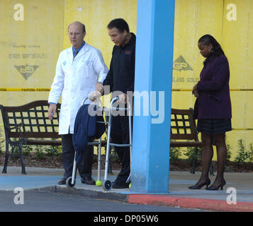 Mar 02, 2006; Atlanta, GA, Stati Uniti d'America; ! 'Mags e TV chiamata per prezzo'! MOHAMMED ALI utilizza un viandante come egli lascia Emory University Medical Center che si specializza nel morbo di Parkinson. Credito: Foto di Robin Nelson/ZUMA premere. (©) copyright 2006 di Robin Nelson Foto Stock