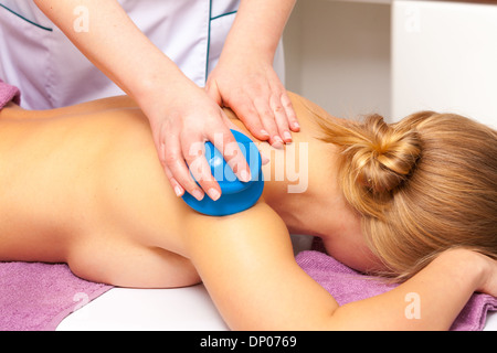 Day Spa. Giovane donna rilassante in un sano spa salone. Ragazza avente coppettazione-gomma massaggio. La cura del corpo e una terapia alternativa. Foto Stock