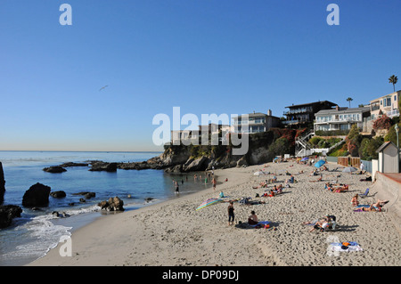 Case costiere e sun bagnanti in boschi Cove nella Laguna Beach in un caldo giorno d'inverno nella California del Sud Foto Stock